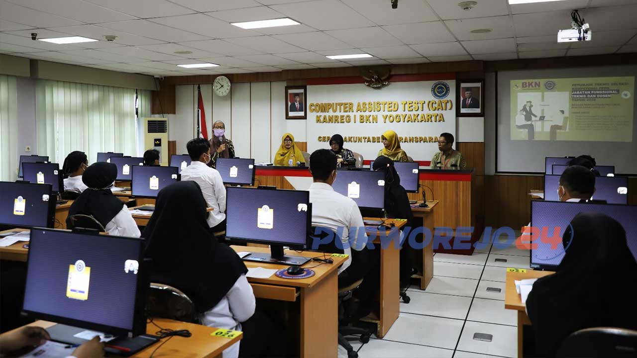 akil Bupati Purworejo Hj Yuli Hastuti SH melakukan monitoring hari kedua pelaksanaan tes CAT Seleksi Kompetensi PPPK Jabatan Fungsional (JF) Tenaga Teknis Formasi Tahun 2022 di Kantor Regional I BKN Yogyakarta.