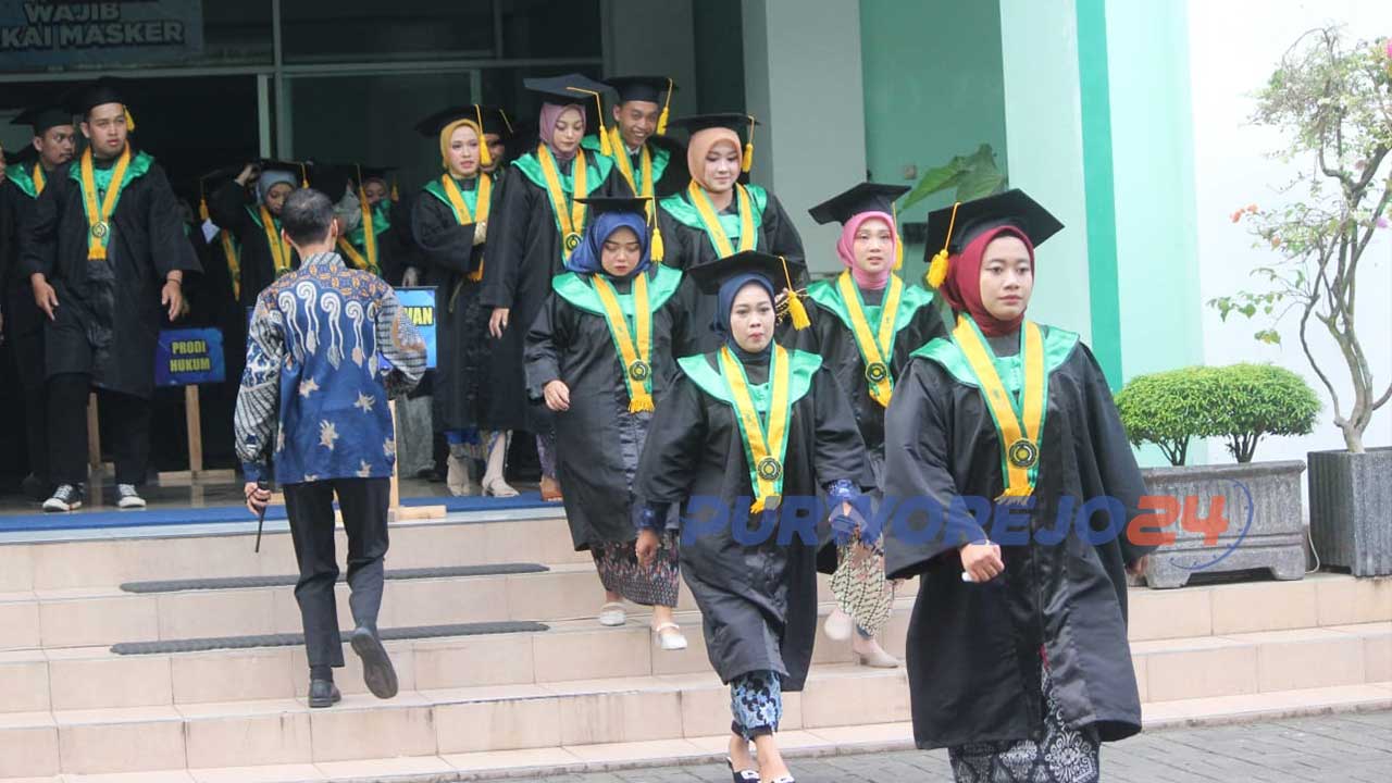 154 lulusan UMP menjalani Wisuda Sarjana Angkatan 68 Tahun 2023 di auditorium Kasman Singodimedjo, Sabtu (13/5/2023)