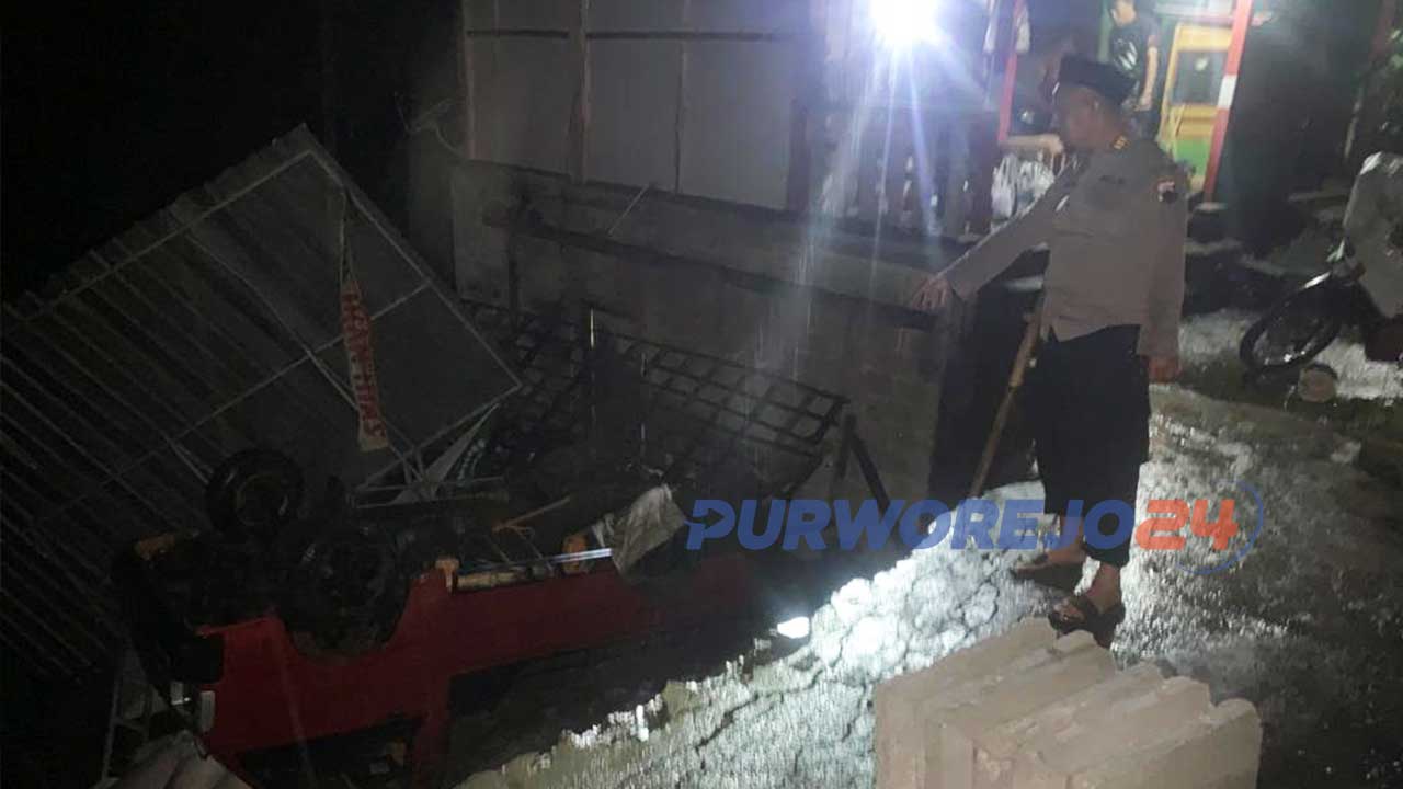 Bencana alam tanah longsor menimpa rumah milik Turut Rahman Sidik warga Sawangan, Pituruh mengakibatkan satu unit mobil pick up terperosok ke bawah