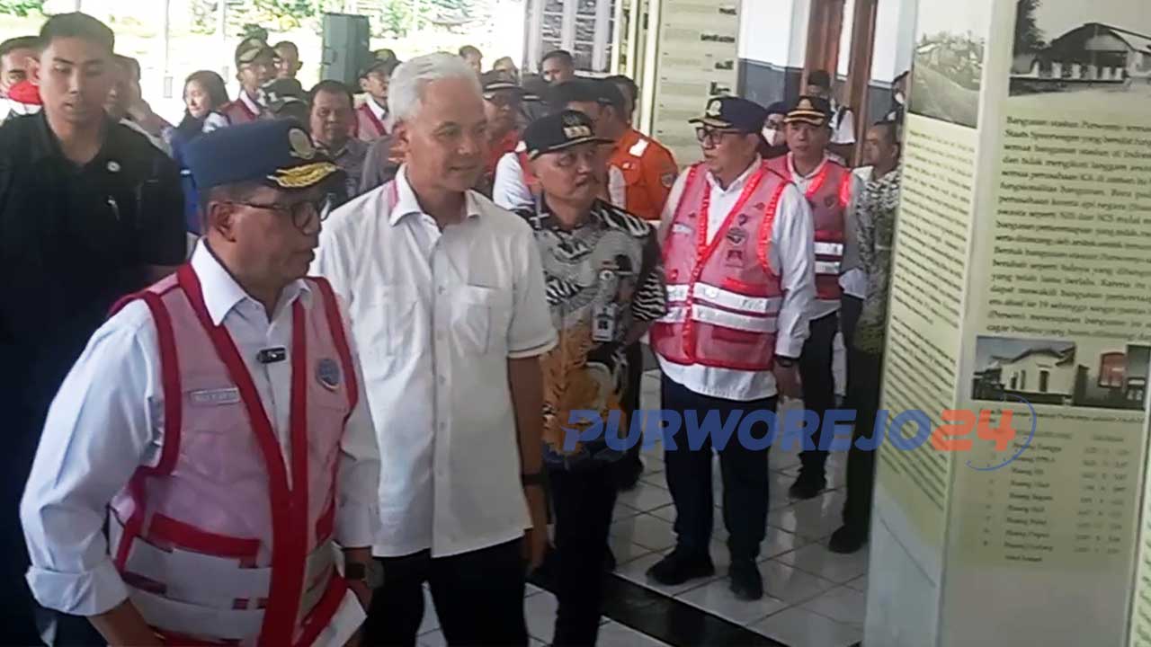 Ganjar Pranowo dan Menteri Perhubungan Budi Karya Sumadi saat meninjau Stasiun Purworejo, 21 Mei 2023