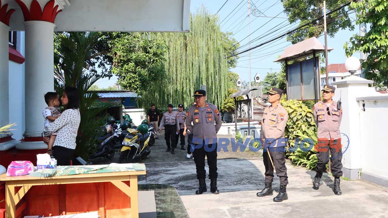 Kapolres memantau pelaksanaan ibadah kenaikan Isa Al Masih di sejumlah gereja di Purworejo
