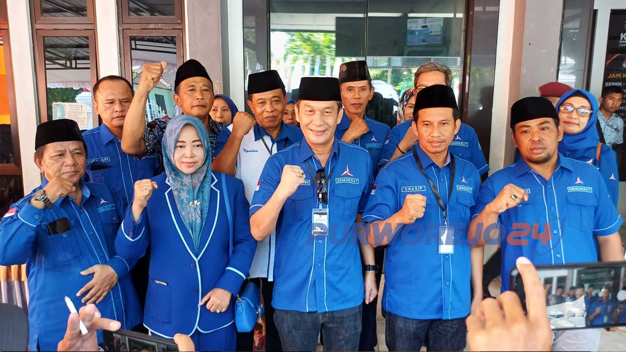 Ketua DPC Partai Demokrat Kabupaten Purworejo, Jawa Tengah, Yophi Prabowo usai menyerahkan daftar bacaleg ke KPU Purworejo, 12 Mei 2023.
