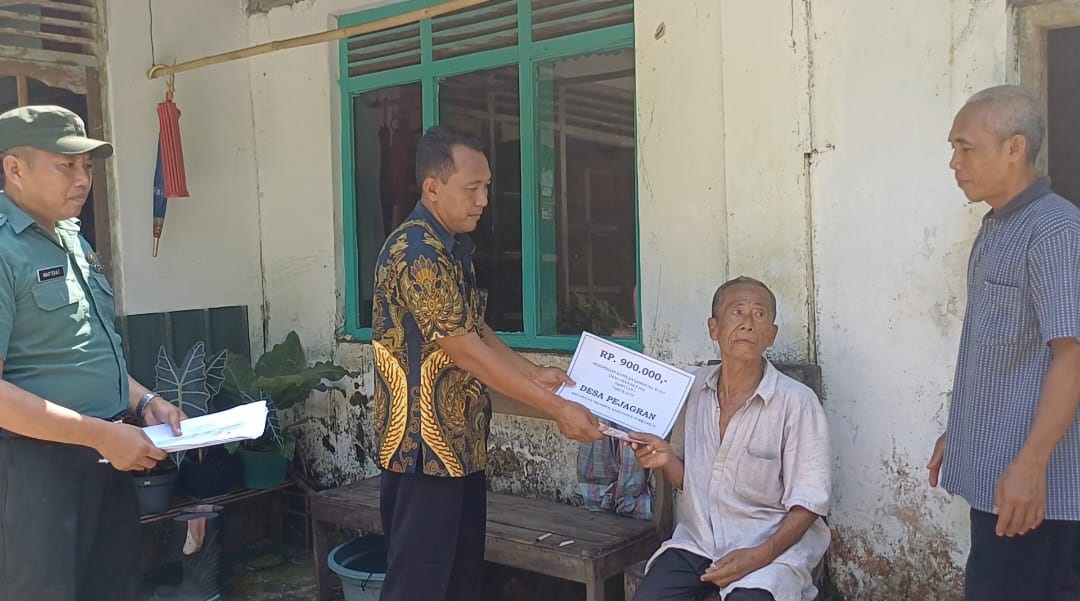 Pemdes Pejagran, Ngombol, Purworejo, Jawa Tengah, menyalurkan secara door to door Bantuan Langsung Tunai BLT DD