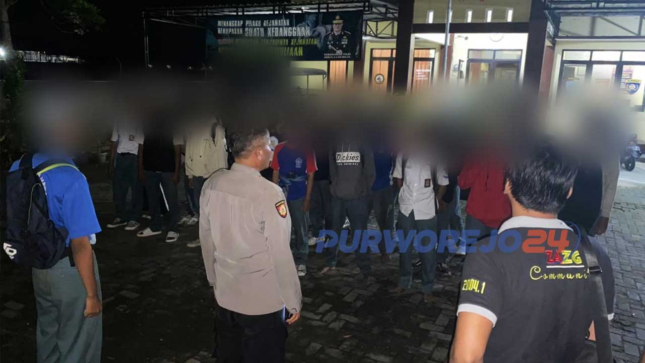 Sebanyak 37 pelajar setingkat SLTA diamankan Polsek Sruweng saat akan melakukan tawuran di Desa Purwodeso, Kecamatan Sruweng, Kabupaten Kebumen.