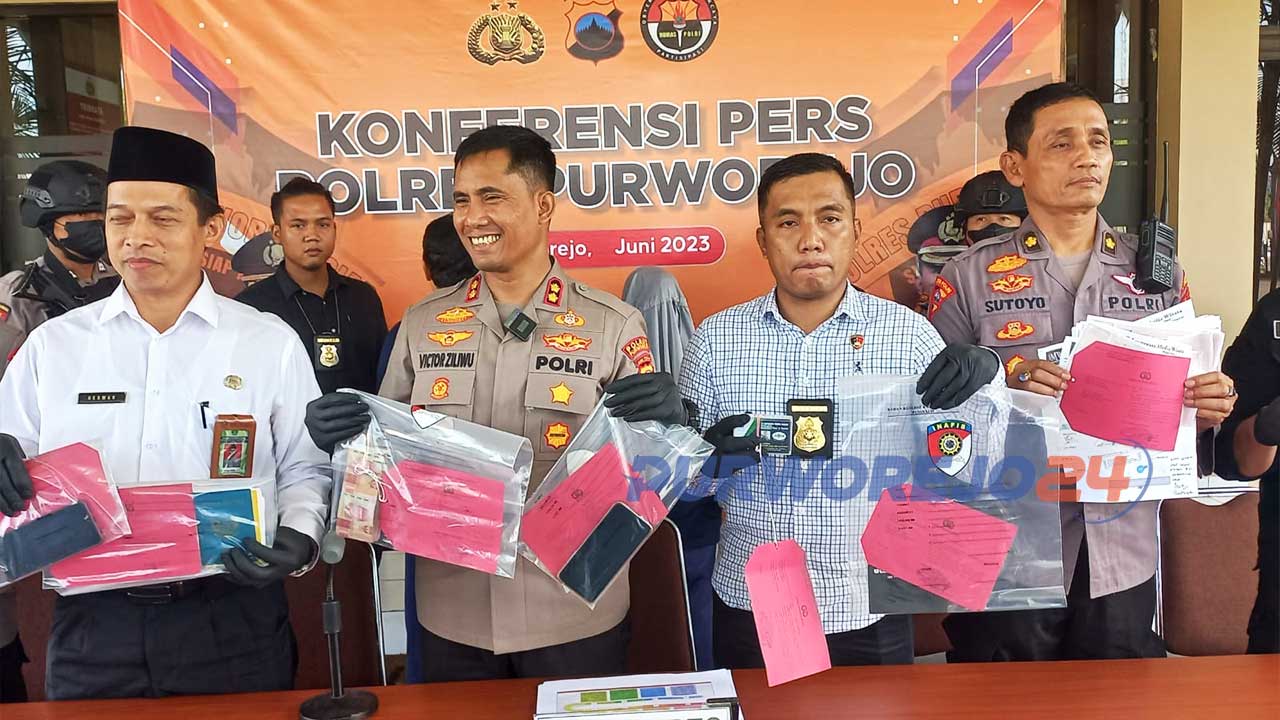 Kapolres Purworejo AKBP Victor Ziliwu menunjukkan barang bukti saat konferensi pers di Mapolres Purworejo pada Selasa 13 Juni 2023.