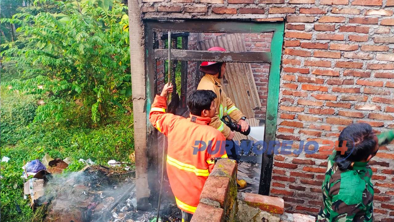 Rumah milik Ayu Teguh Nur Parsiyem, warga Dusun Ngandul RT 2 RW 5 Desa Jenar Wetan, Kecamatan Purwodadi, Purworejo, Jawa Tengah, dikabarkan ludes terbakar, pada Selasa 20 Juni 2023 pagi