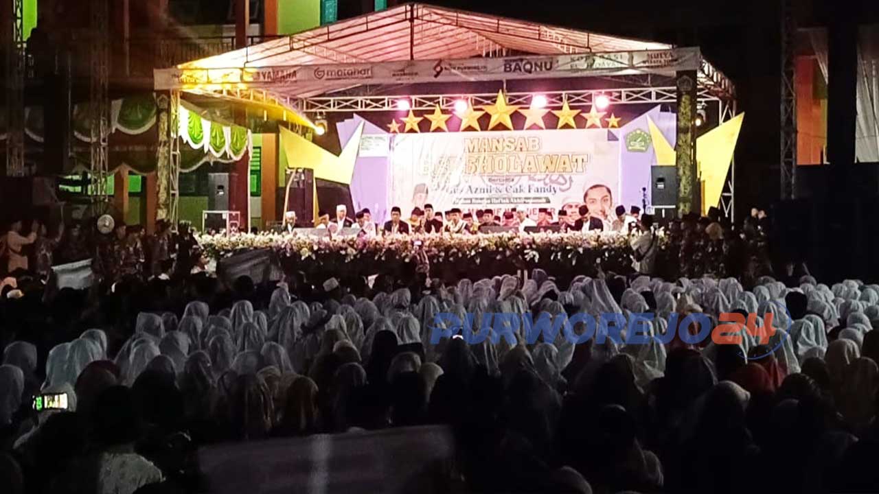 SMK Maarif NU 1 Bener, Purworejo, Jawa Tengah, menggelar Mansab Bersholawat bersama Gus Azmi dan Cak Fandy, dari Probolinggo, Jawa Timur