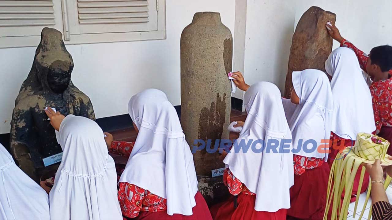 Siswa-siswi dari SD N Jetis Kecamatan Loano Purworejo ikut membersihkan benda-benda cagar budaya di Museum Tosan Aji, 14 Juni 2023.