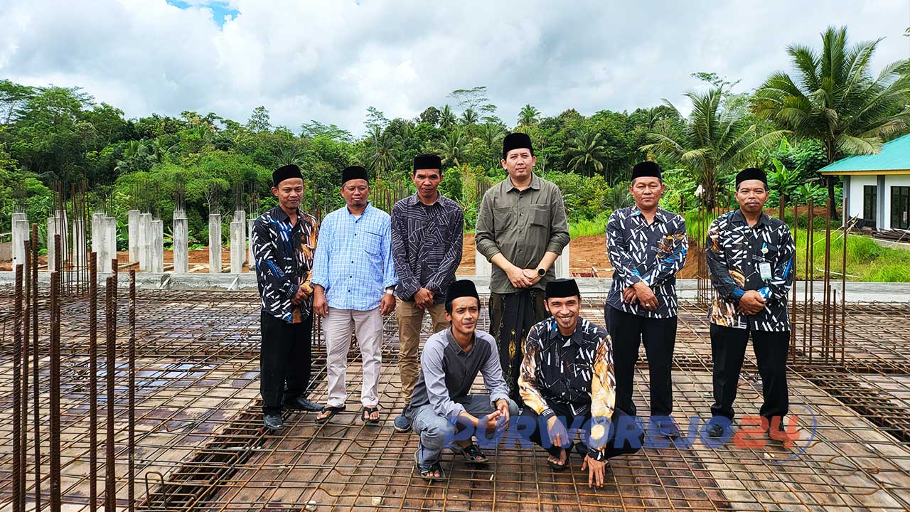 Yayasan An-Nawawi Berjan membuka kesempatan kerja bagi para tenaga pendidik yang berkompeten untuk mengisi posisi di SMP & SMK Unggulan An-Nawawi Purworejo