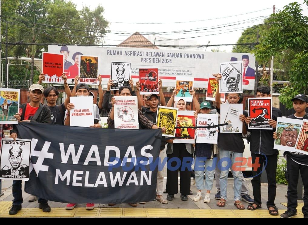 Warga Wadas bersama jaringan masyarakat sipil melakukan aksi dan audiensi di depan Rumah Aspirasi Relawan Ganjar Pranowo Presiden 2024 di Jakarta, Rabu (26/7/2023).