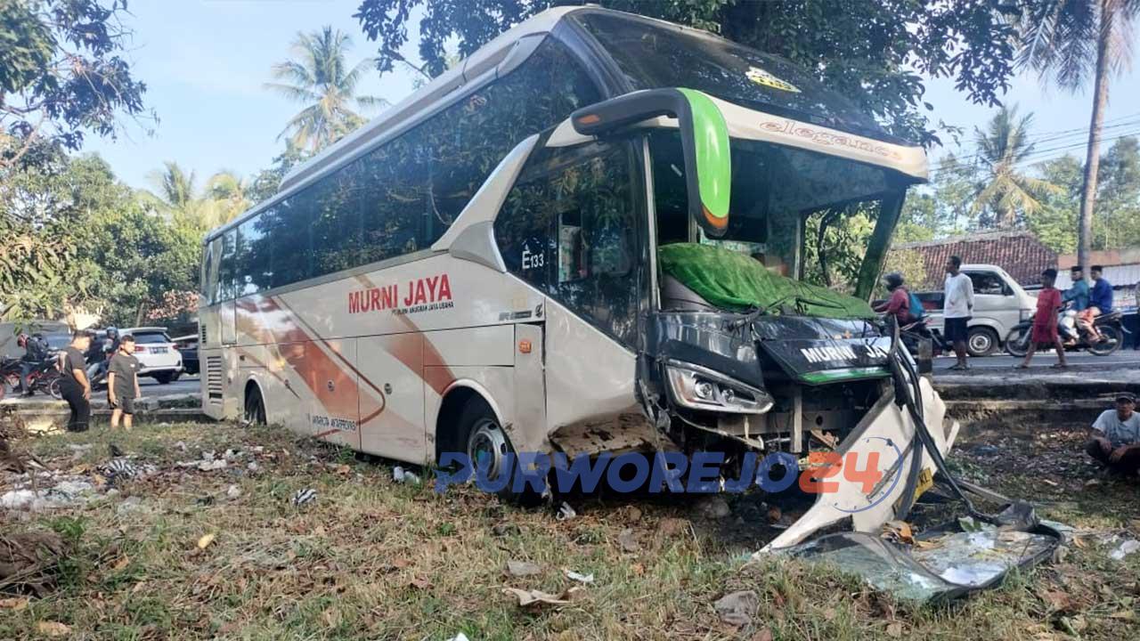 Kecelakaan tunggal PO Bus Murni Jaya di sebelah timur Jembatan Kalijali, Kelurahan Bandung Kidul, Kecamatan Bayan, Kabupaten Purworejo, Minggu 30 Juli 2023