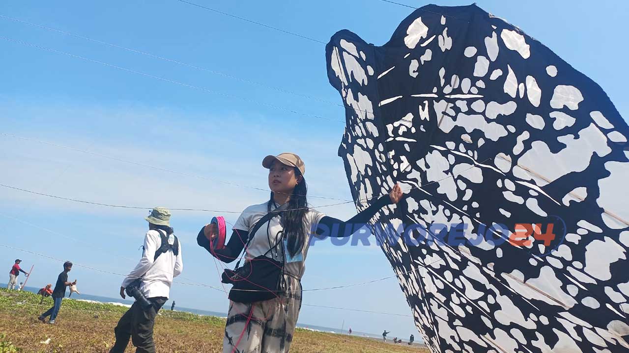 Yoh Yasuda, pelayang dari Tokyo Jepang menerbangkan layangannya dalam festival layang-layang internasional di Pantai Ketawang Kecamatan Grabag Kabupaten Purworejo Jawa Tengah.