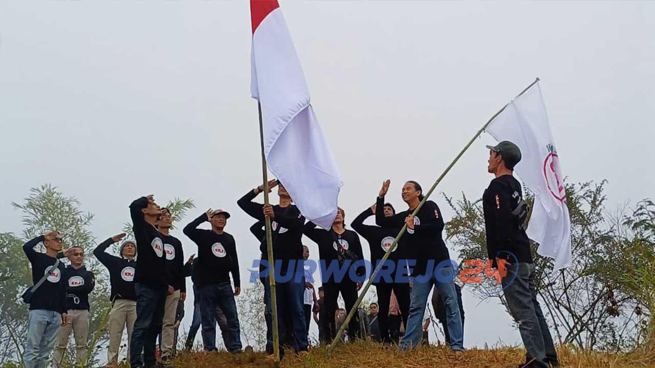 Komunitas Rakyate Jokowi Solo, menggelar perayaan Hari Ulang Tahun Kemerdekaan ke-78 Republik Indonesia, dengan mengibarkan bendera merah putih di puncak Gunung Kunir, Desa Benowo, Bener, Purworejo