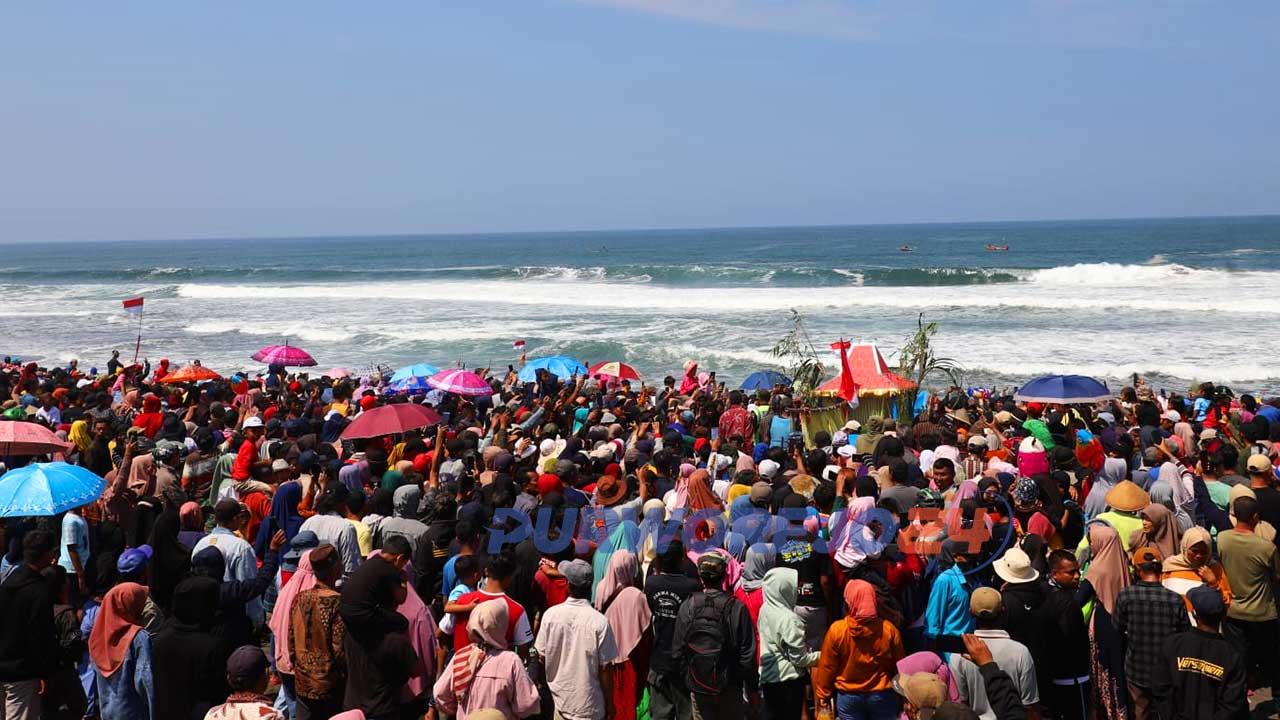 Nelayan Langgeng Raharjo di Pantai Genjik Desa Kertojayan Kecamatan Grabag, menggelar ritual sedekah laut