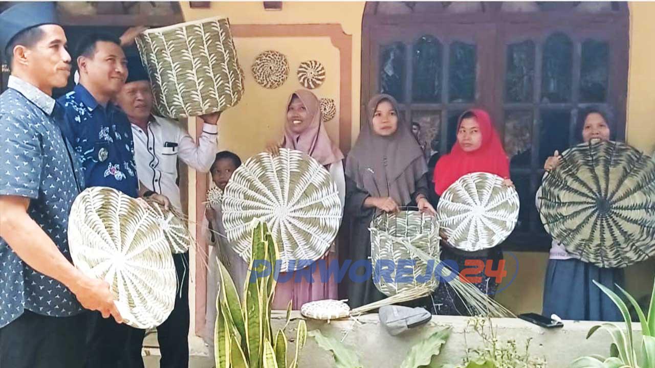 Pemerintah Desa Banyuasin Kembaran, Kecamatan Loano, Purworejo, Jawa Tengah, bersama warga masyarakat berupaya ingin menjadikan Desa Banyuasin Kembaran menjadi desa agrowisata