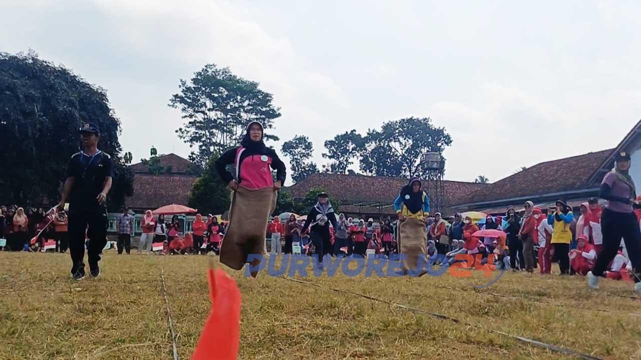 Ratusan ibu- ibu kader PKK desa se- Kecamatan Bener, Kabupaten Purworejo, mengikuti lomba permainan tradisional pada Kamis 10 Agustus 2023