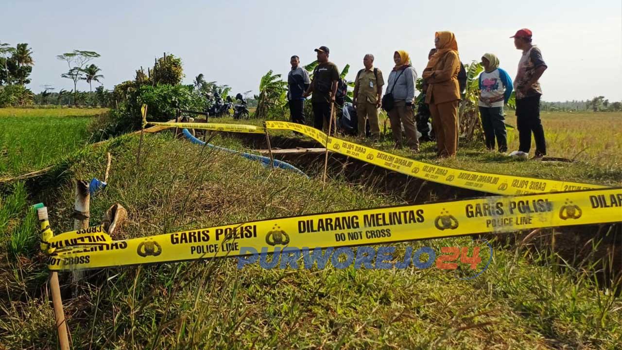 Sebuah sumur bor di area persawahan Blok I Desa Nampu, Kecamatan Purwodadi, Purworejo, Jawa Tengah, mengeluarkan nyala api