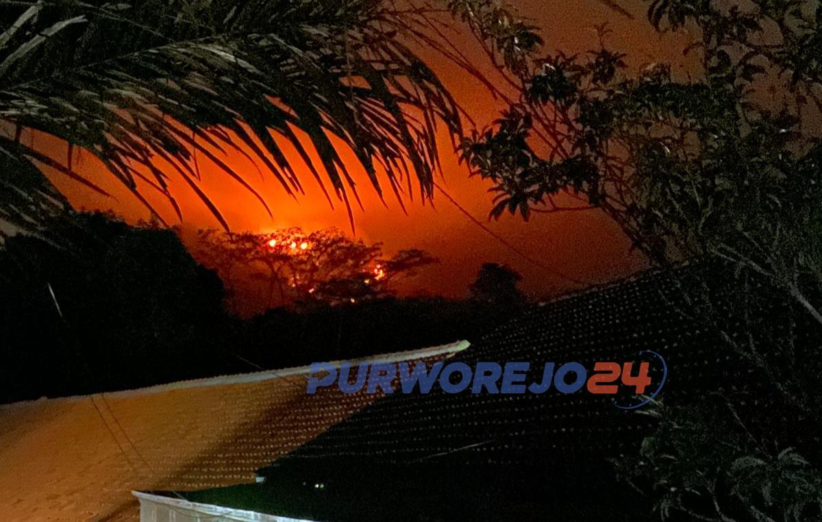 Tampak dari kejauhan api membara membakar hutan di perbukitan menoreh Purworejo bagian utara atau di Desa Jati Kecamatan Bener, pada Minggu (5/11/2023) petang