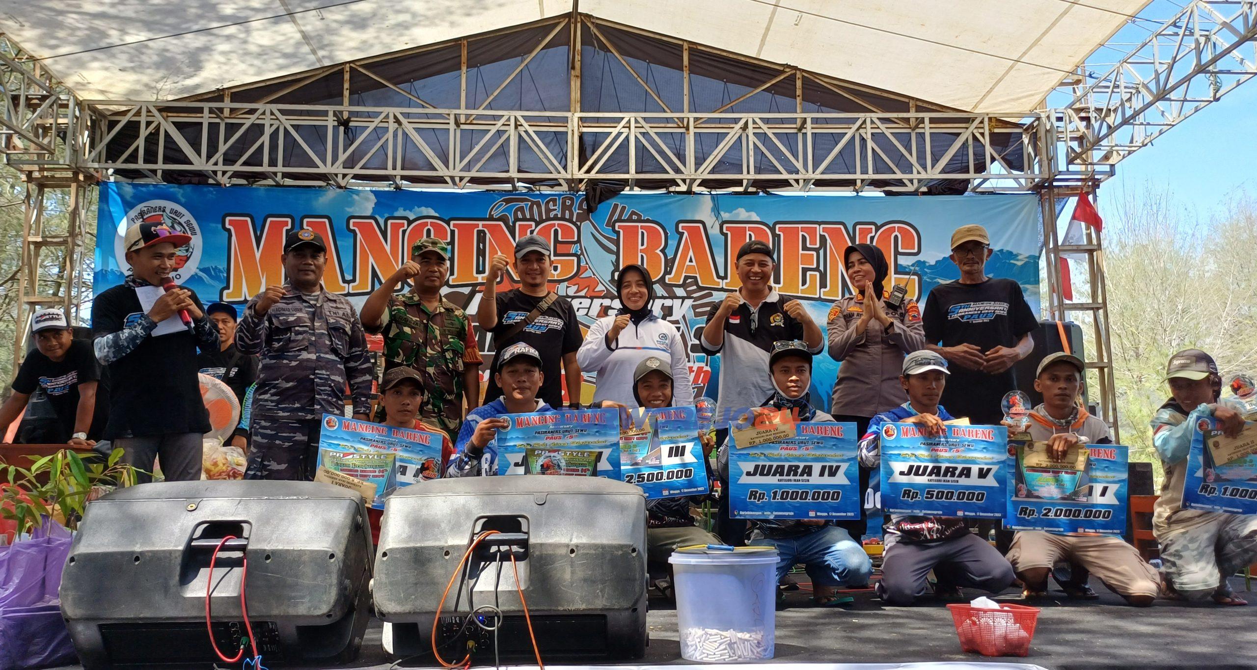 Bupati Purworejo, Hj Yuli Hastuti SH berfoto bersama dengan para pemenang mancing, usai penyerahan hadiah