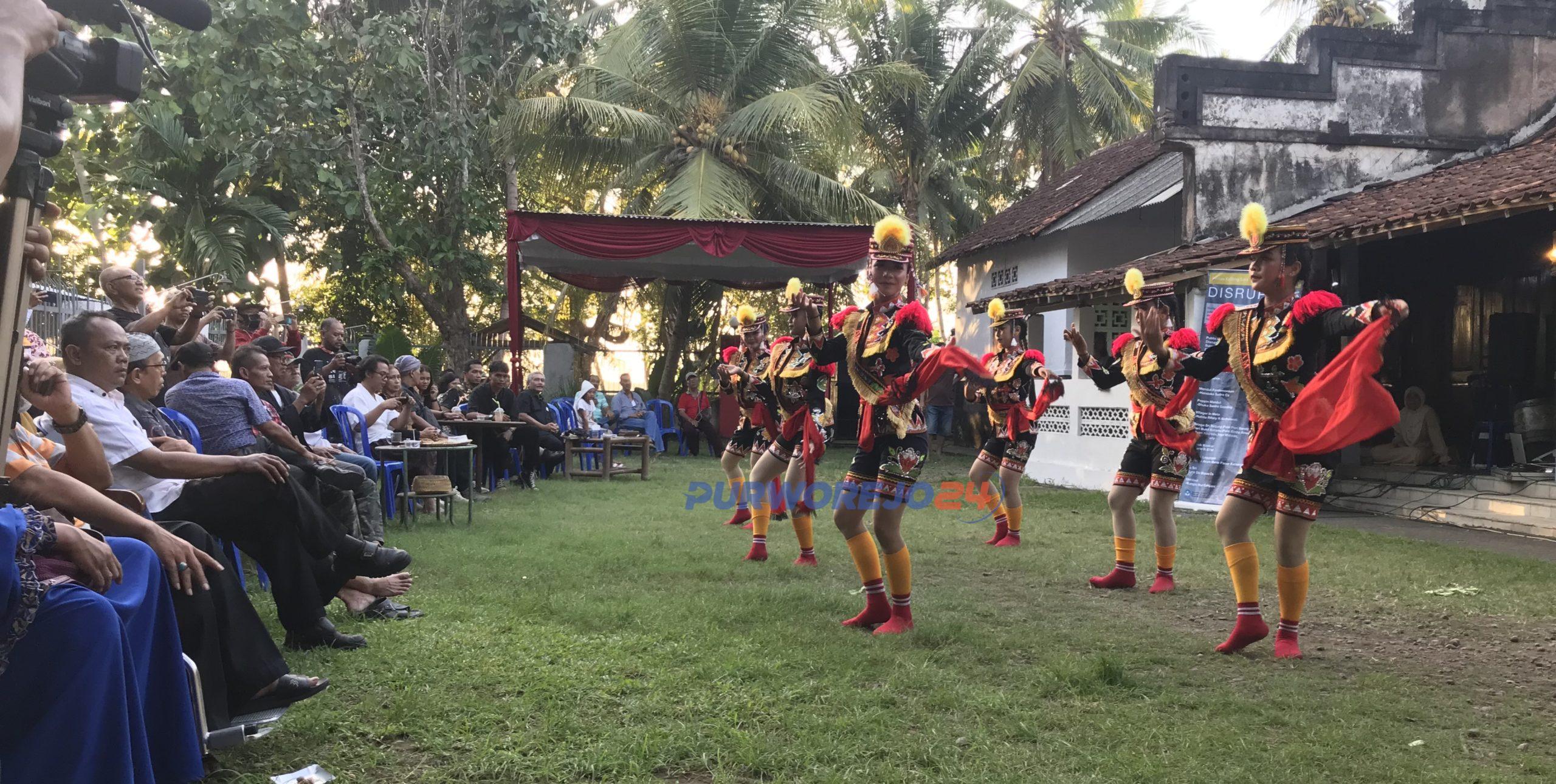 Dolalak Arum Manis Pacor, Kutoarjo saat perform dalam acara Pentas Keliling Seni DISRUPSI di Rumah Budaya Tjokrodipo, Kelurahan Sindurjan, Kecamatan/Kabupaten Purworejo, atau yang dikenal dengan nama Omah Lawas, pada Jumat (15/12/2023) sore.