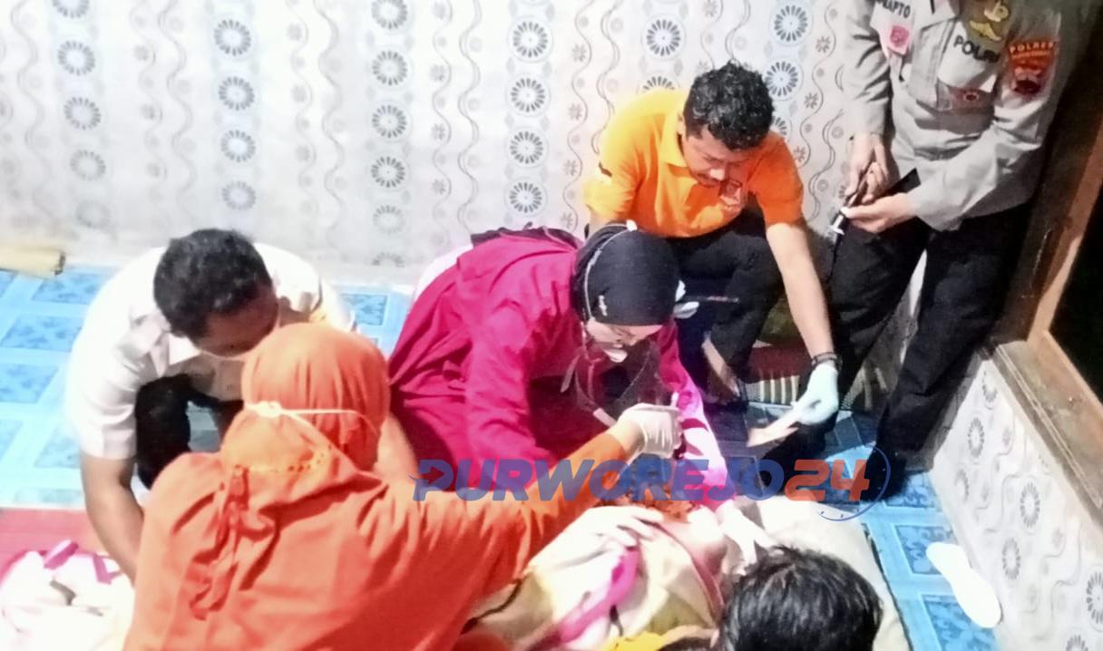 Tim medis Puskesmas Bener bersama Inafis saat memeriksa salah satu korban meninggal, pada Senin (4/22/2023) malam