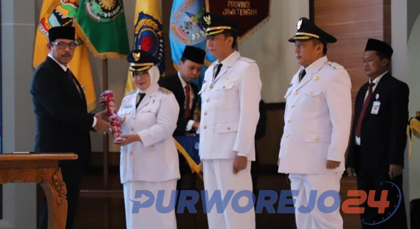Penyerahan salinan SK pengangkatan Bupati Purworejo, oleh Pj Gubernur Jateng, Nana Sudjana, kepala Hj Yuli Hastuti