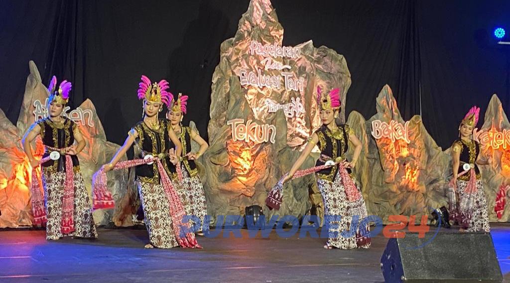 Sejumlah peserta saat menari dalam ujian dan pagelaran tari yang digelar oleh Sanggar Tari Prigel di Ganeca Convention Hall Purworejo, pada Rabu (13/12/2023).