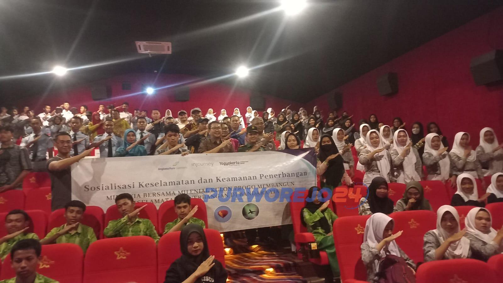 Sejumlah pelajar ikuti sosialisasi keselamatan penerbangan, pada Kamis (14/12/2023)