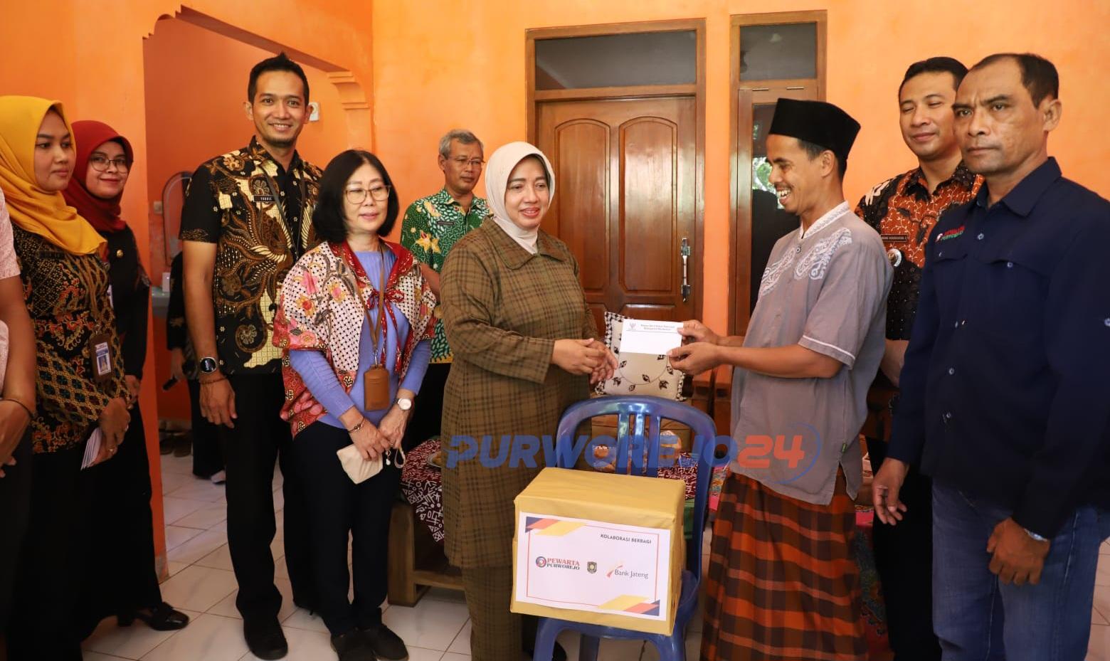 Bupati Purworejo, Hj Yuli Hastuti, menyerahkan bantuan kepada warga dari hasil kolaborasi pewarta, bank jateng dan pemkab, pada Jumat (15/12/2023)