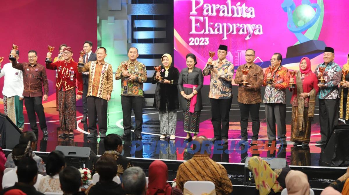Bupati Pirworejo, Yuli Hastuti berfoto bersama usai menerima penghargaan
