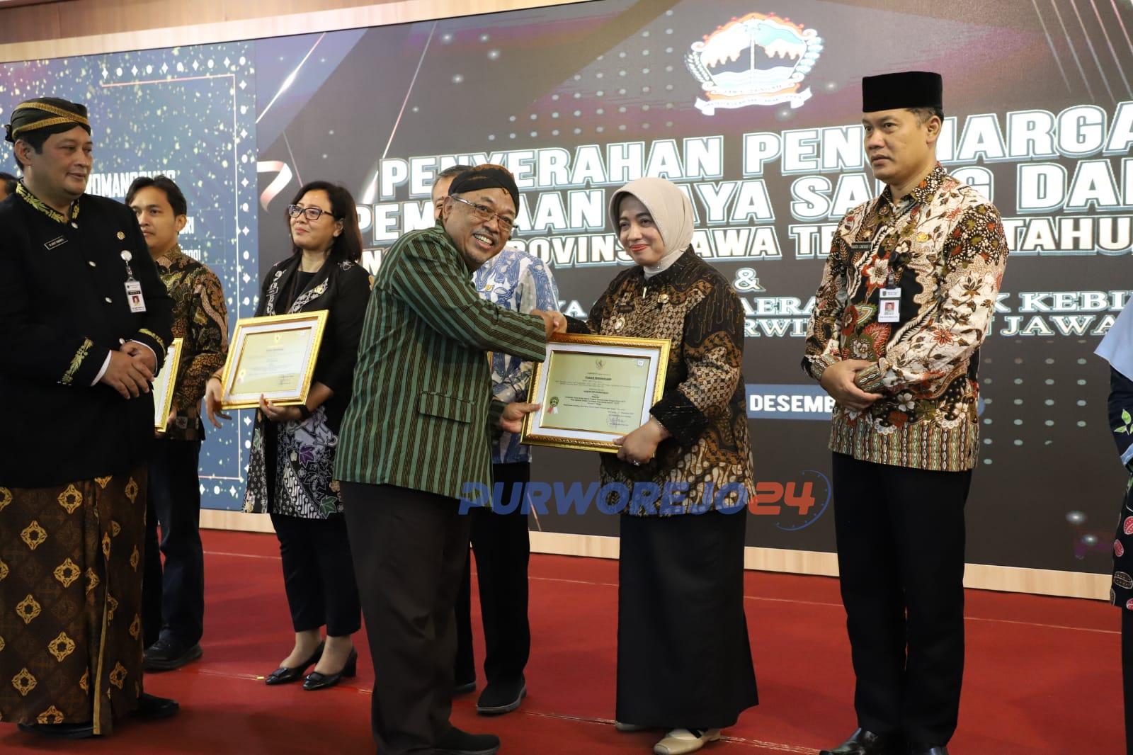 Bupati Purworejo, Hj Yuli Hastuti SH saat menerima penghargaan