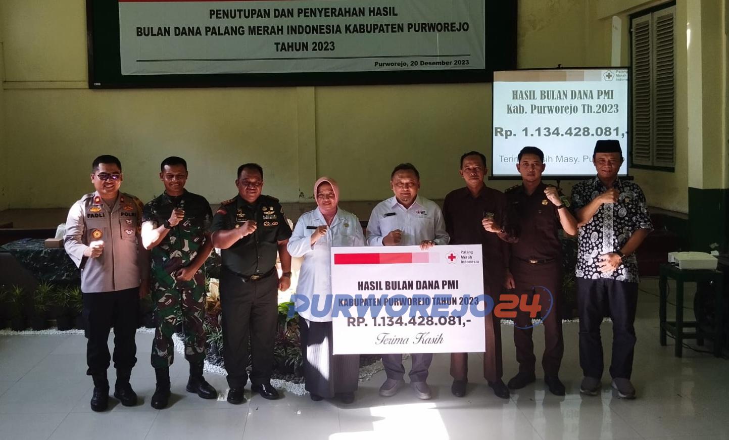 Panitia Bulan Dana PMI 2023 secara simbolik menyerahkan hasil Bulan Dana PMI kepada Bupati Purworejo dan diteruskan kepada pengurus PMI di Aula Kodim Purworejo