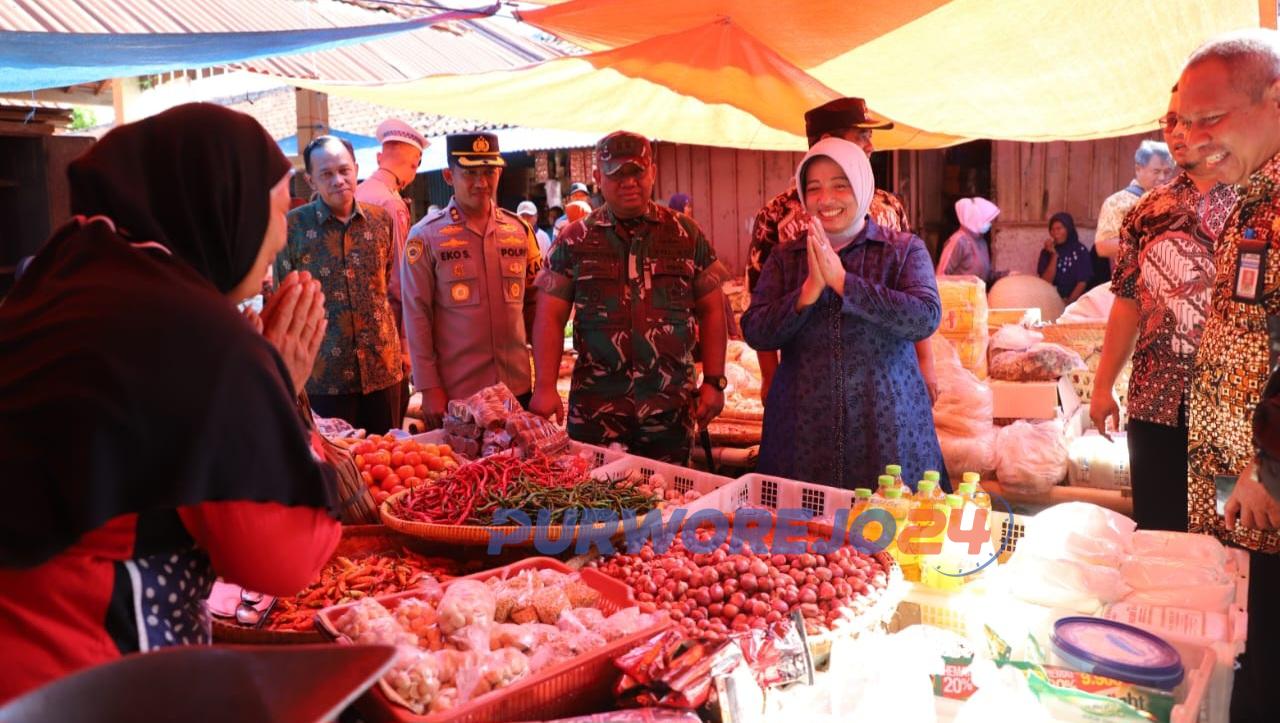 Bupati Purworejo, Yuli Hastuti bersama rombongan saat melakukan monitoring bahan pokok penting (Bapokting) di pasar, pada Jumat (22/12/2023)