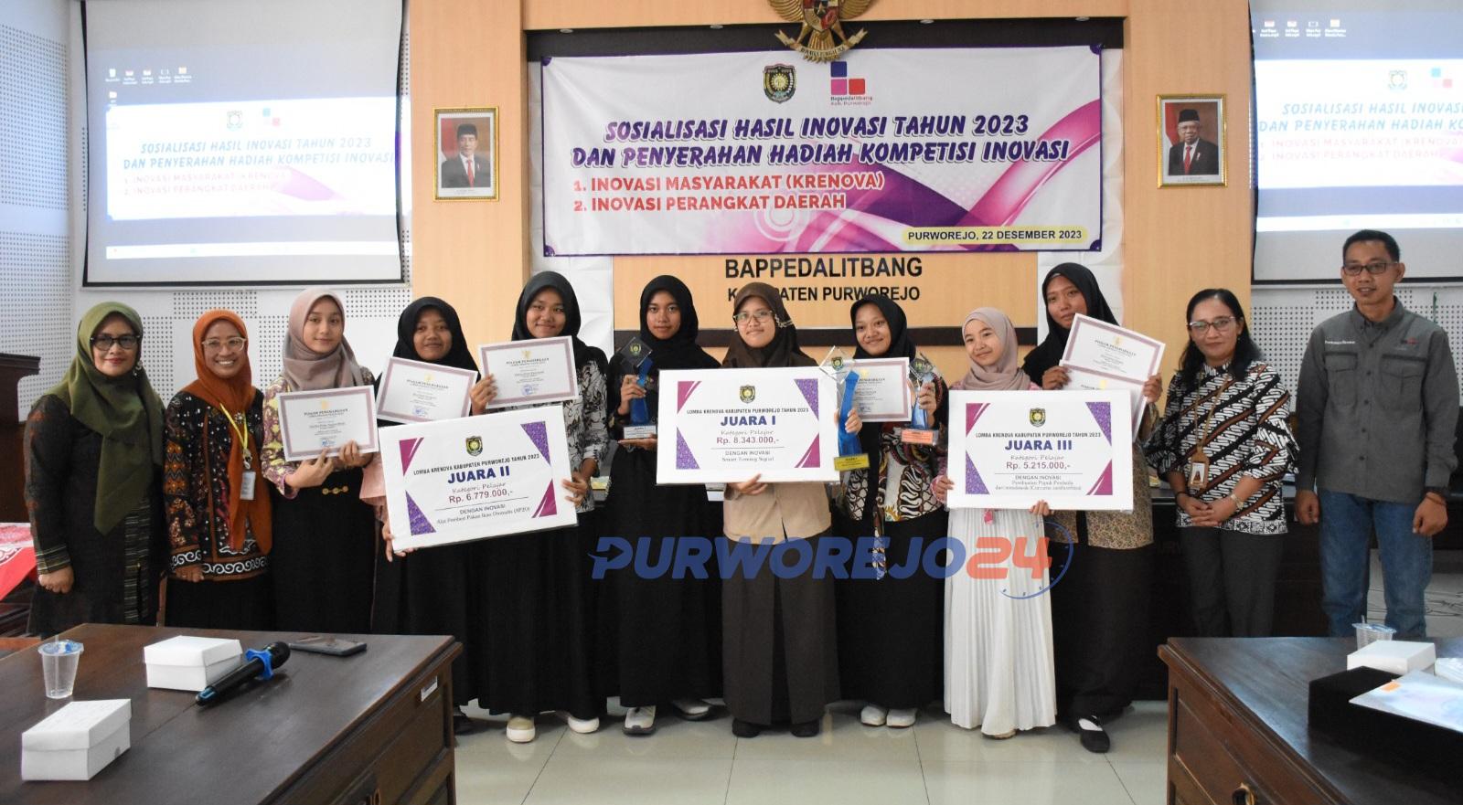 Para pemenang lomba berfoto bersama usai menerima penghargaan
