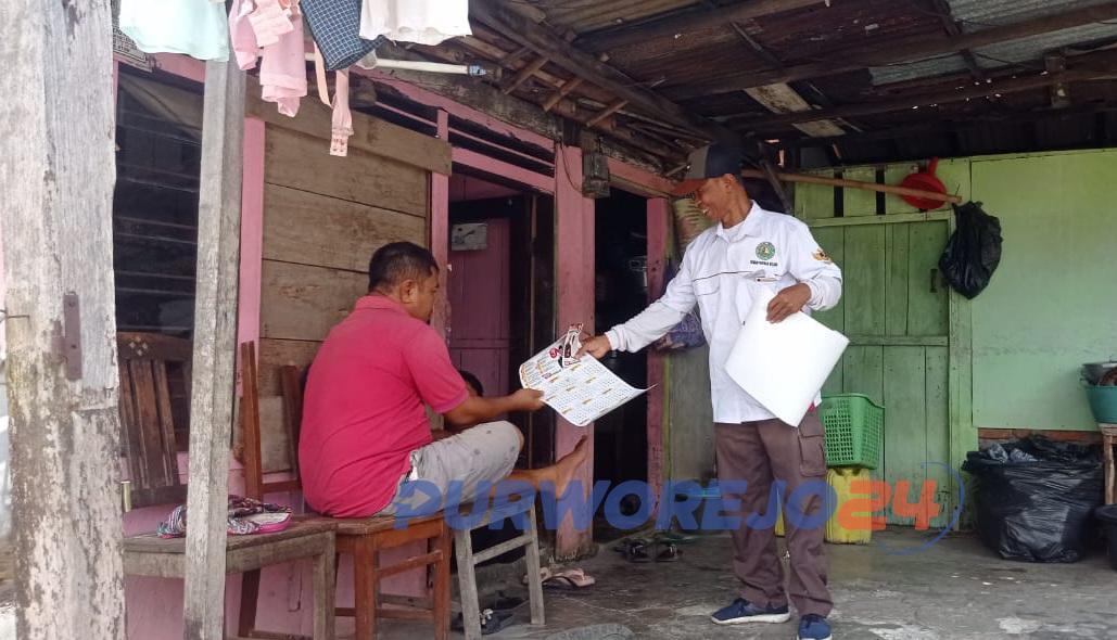 Relawan saat memberikan APK secara dor to dor dirumah warga