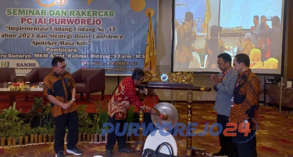 Pemukulan gong sebagai tanda dimulainya kegiatan