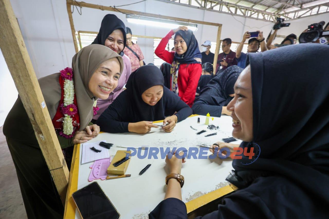 Atikoh saat menemui karyawan pabrik bulu mata di Purworejo, pada Kamis (28/12/2023)