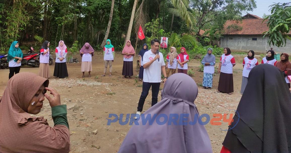 Caleg DPR RI dari PSI Dapil Jateng 6, Redianto Heru Nurcahyo, saat menggelar kegiatan sosialisasi dan pengenalan caleg di Desa Sambeng, pada Jumat (29/12/2023)