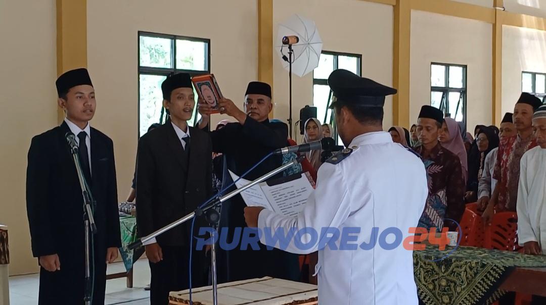Suasana kegiatan pengambilan sumpah/janji dan pelantikan terhadap dua perangkat desa, oleh kepala Desa Banyuasin Separe, Nur Ihsan, di gedung Serba Guna desa setempat, pada Rabu (6/12/2023)