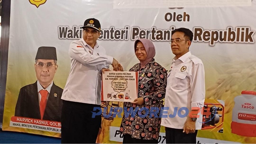 Wamen Pertanian Menyerahkan secara simbolis bantuan alat pertanian kepada Plt Bupati Purworejo, Hj Yuli Hastuti, di Pendopo Kabupaten Purworejo, pada Kamis (7/12/2023)