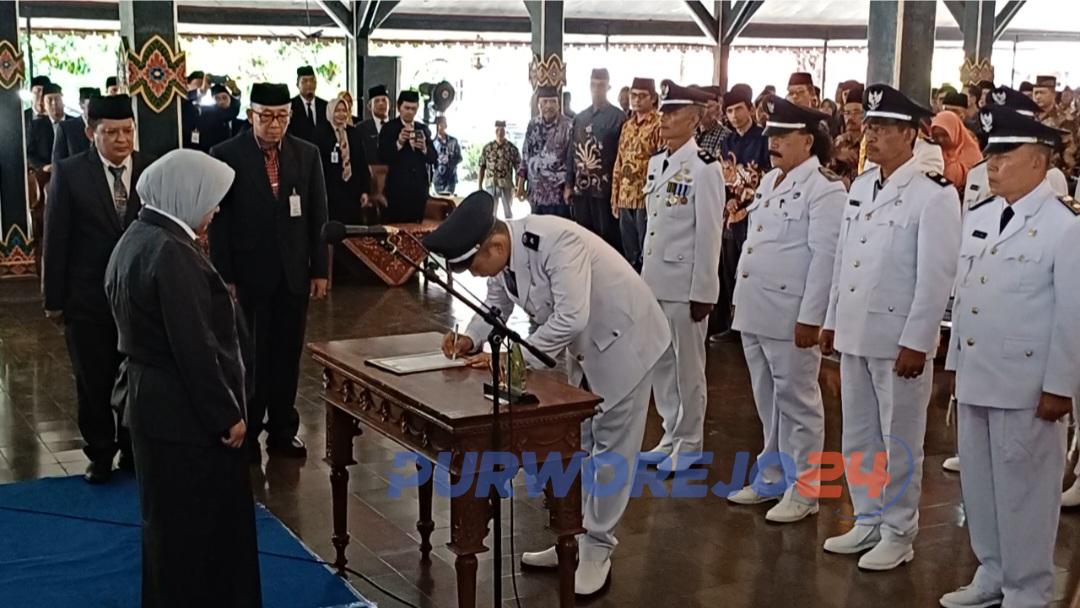 Prosesi penandatangan dalam acara pelantikan dan pengambilan sumpah kepala desa hasil pemilihan kepala desa serentak di Kabupaten Purworejo tahun 2023, di pendopo Kabupaten Purworejo, pada Senin (11/12/2023