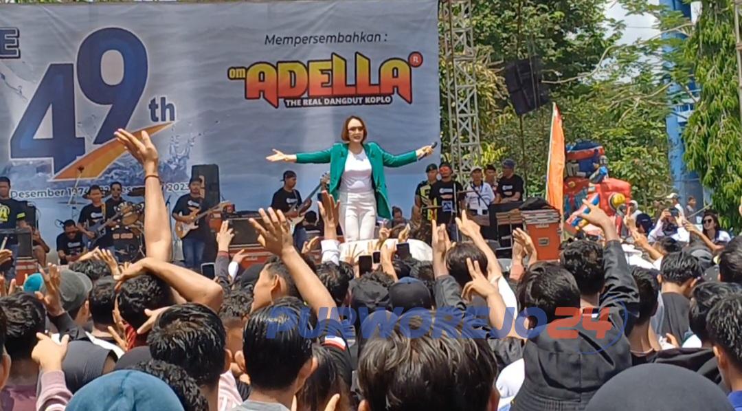 Artis Om Adella hibur warga dalam perayaan HUT PDAM Tirta Perwitasari Purworejo, di alun- alun Kutoarjo, pada Minggu (17/12/2023)