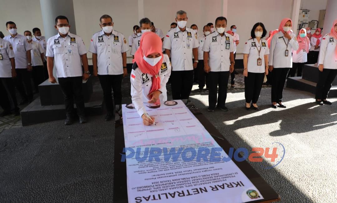 Ikrar Netralitas ASN oleh seluruh unsur pimpinan dan karyawan di jajaran Sekretariat Daerah Kabupaten Purworejo yang dilaksanakan dalam apel bersama dihalaman kantor Setda Purworejo, pada Rabu (20/12/2023).