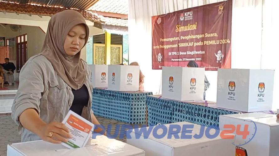 Salah satu warga saat memasukkan surat suara dikotak suara usai mengikuti simulasi pencoblosan di TPS 1 Desa Singkilwetan, pada Rabu (27/12/2023)