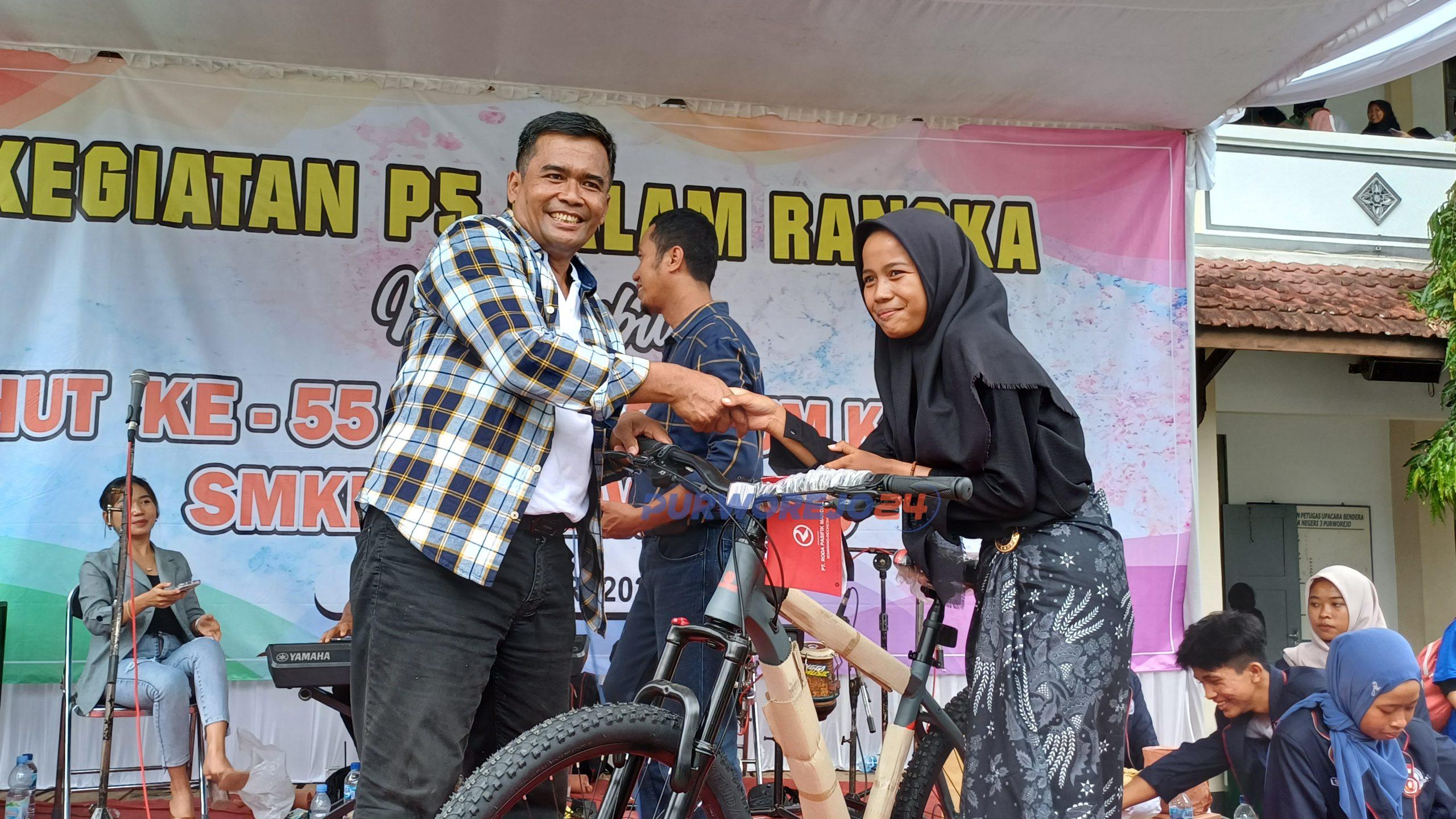 Putri Rahmawati kelas 11 Busana 4 dapat hadiah utama berupa sepeda dalam undian dorprice usai mengikuti karnaval di SMK Negeri 3 Purworejo, pada Kamis (11/1/2024)