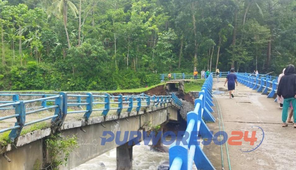 Jembatan penghubung dua desa di Kemiri yang ambrol