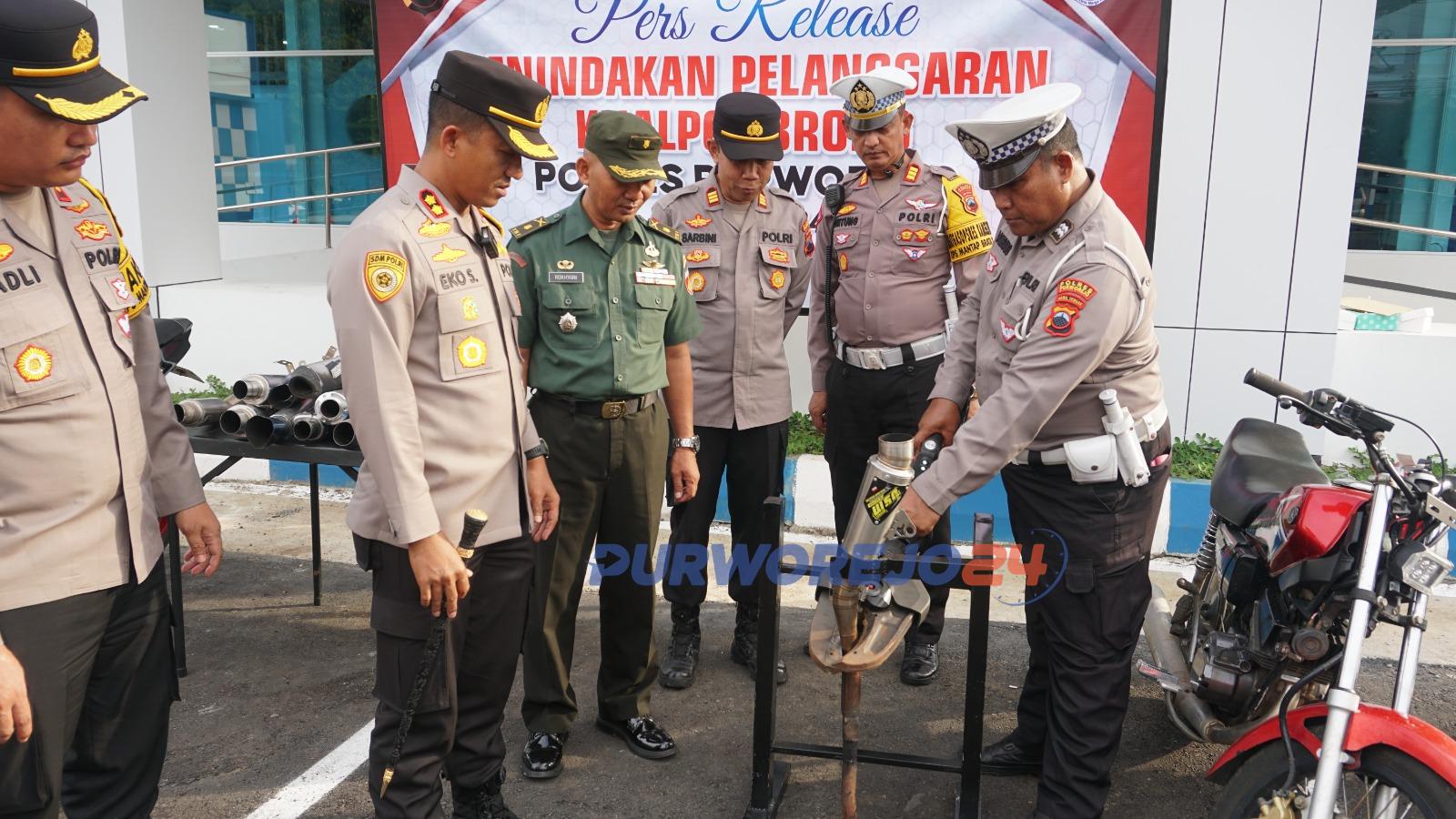 Simbolis pemusnahan knalpot brong, dihalamangedung Satpas SIM yang baru, pada Senin (15/1/2024).