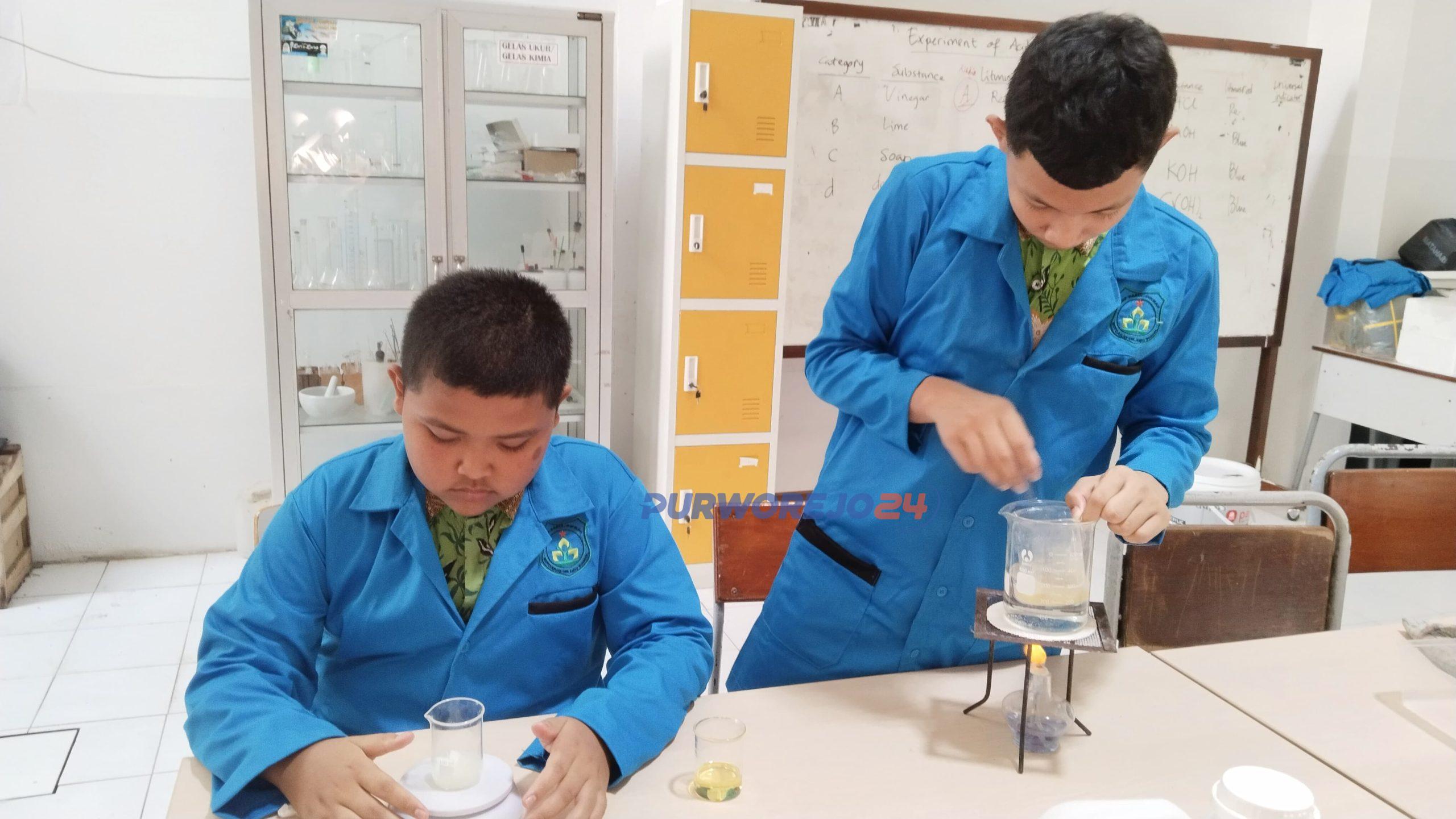 Abdiel Widhia Iswara dan Muhammad Ikhlasul Amal berhasil lolos ke putaran final untuk proyek di bidang kimia.