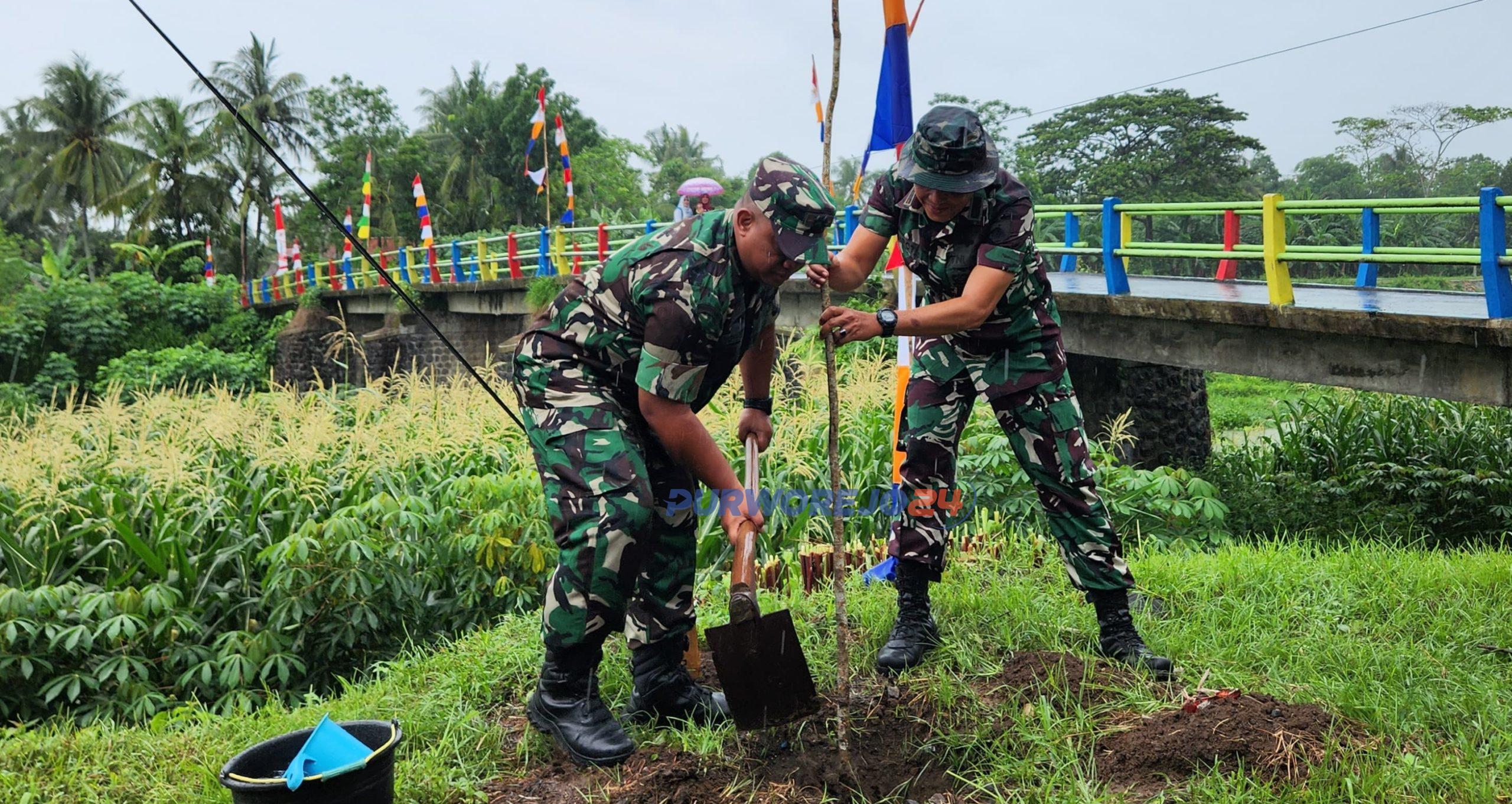 Penanaman pohon menjadi salah satu kegiatan baksos yang dilaksanakan oleh Kodim 0708 Purworeko di Desa Sumber pada Kamis (18/1/2024)