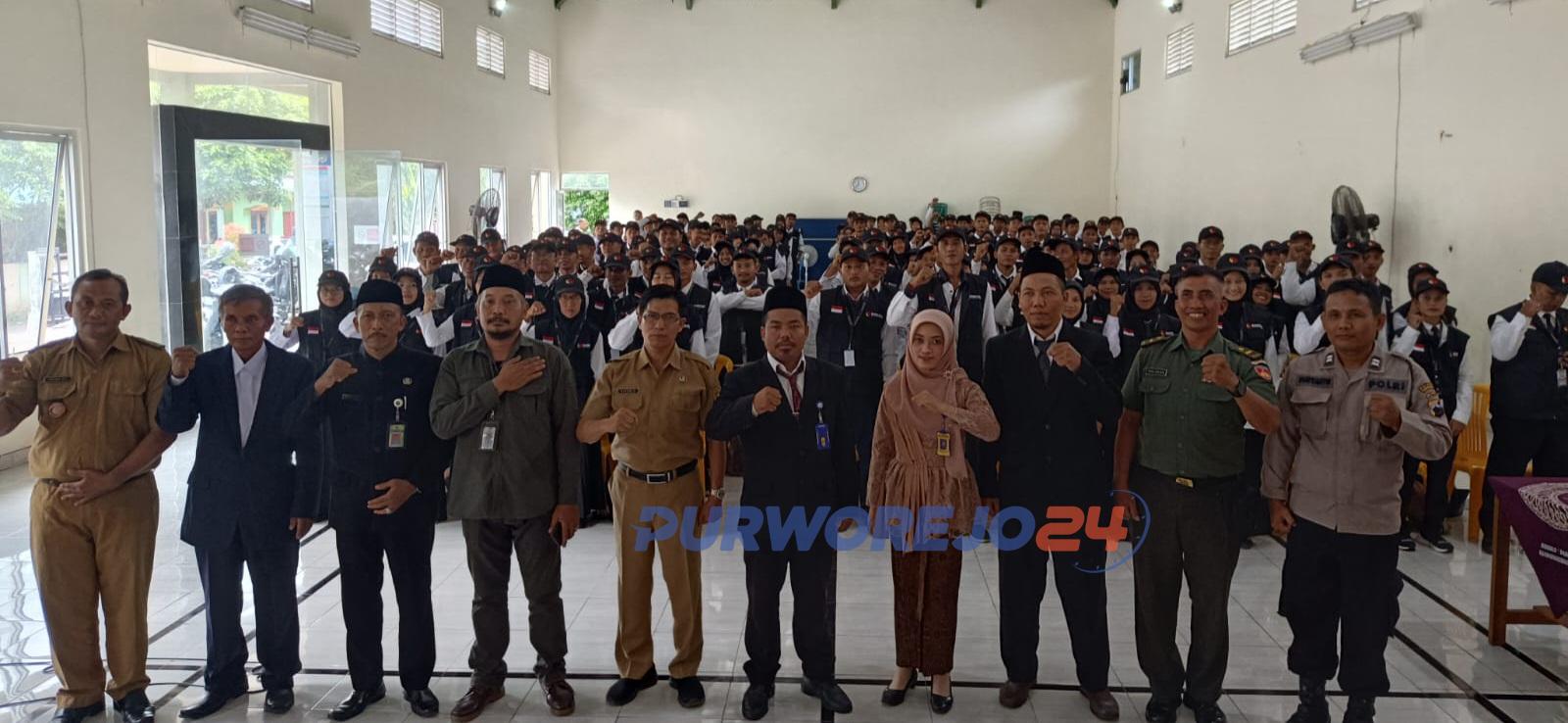 Pengawas TPS berfoto bersama usai dilantik